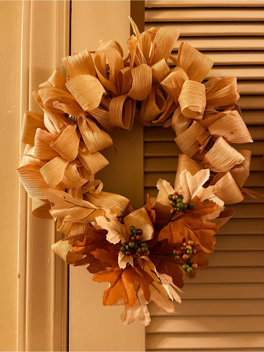 HANDMADE Neutral Toned Decorative Autumn 13”Wreath Curled Corn Husks Berry & Oak